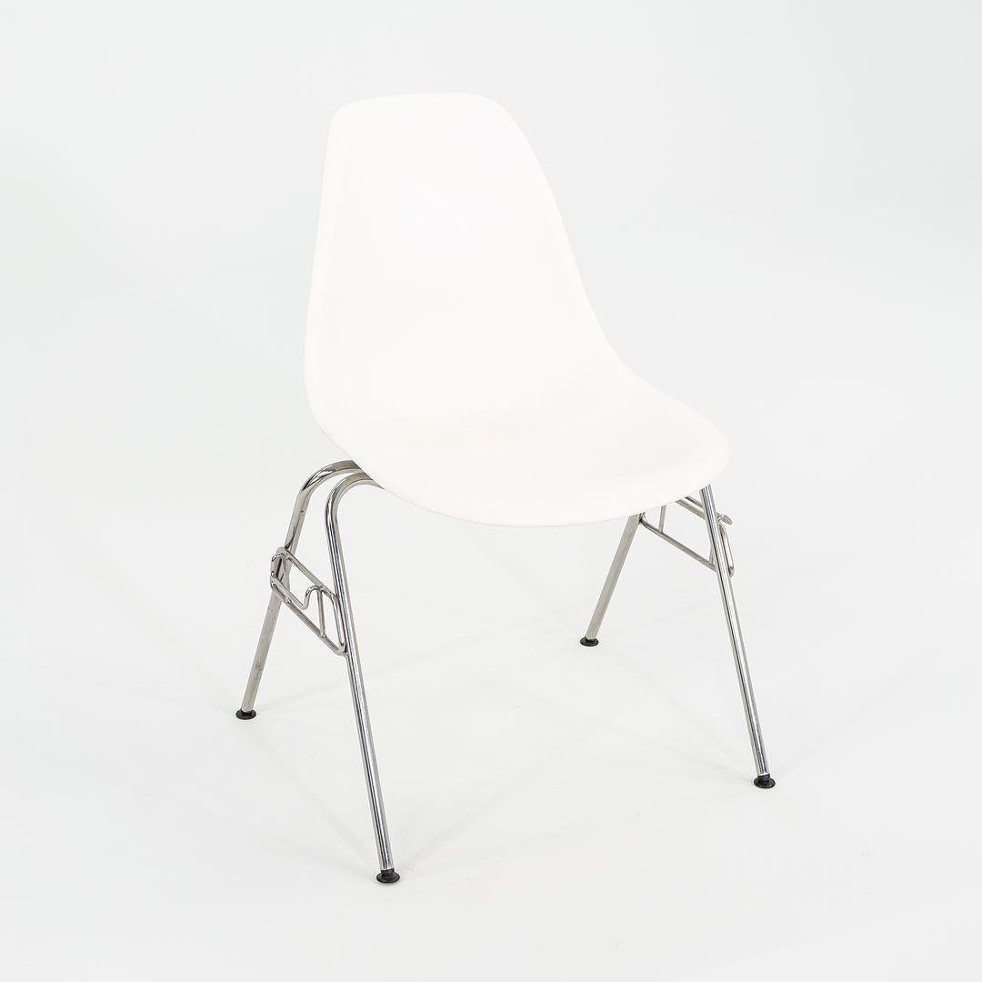 2015 Herman Miller Stapelbare Eames Kunststoff-Esszimmerschalenstühle in Weiß mit 10x Verschluss im Angebot 1