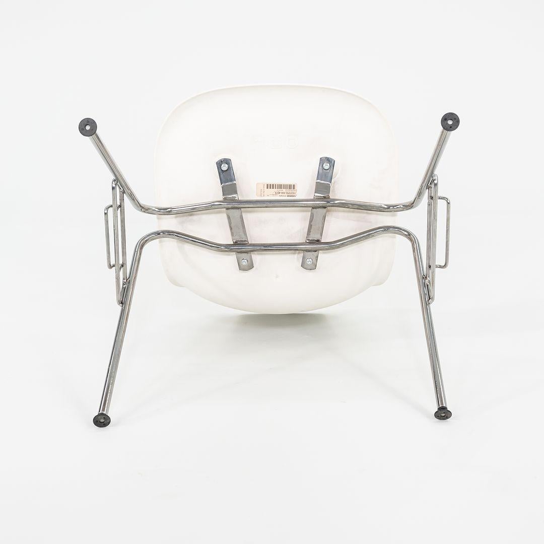 2015 Herman Miller Stapelbare Eames Kunststoff-Esszimmerschalenstühle in Weiß mit 10x Verschluss im Angebot 2