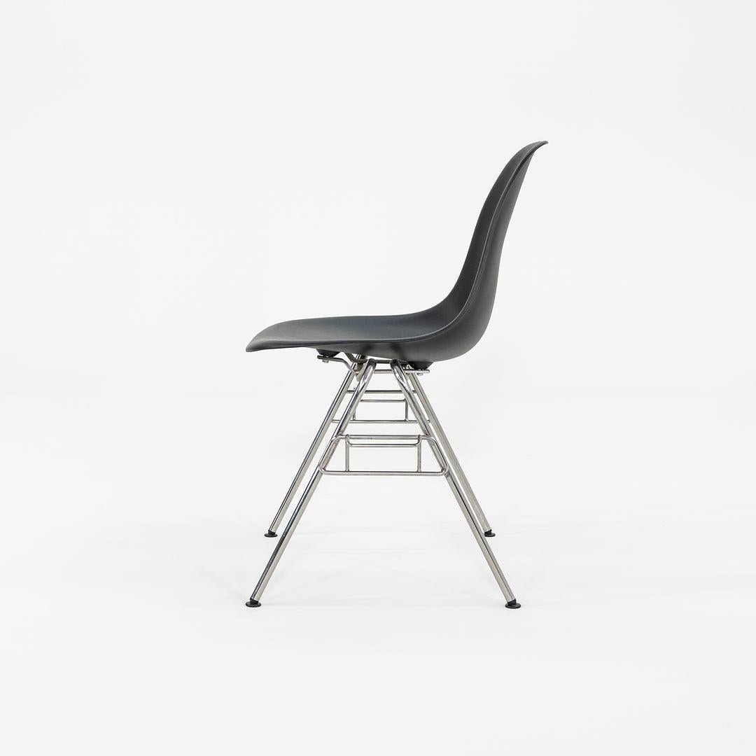 2015 Herman Miller Stacking Eames Plastic Side Shell Dining Chairs 4x Available In Excellent Condition For Sale In Philadelphia, PA