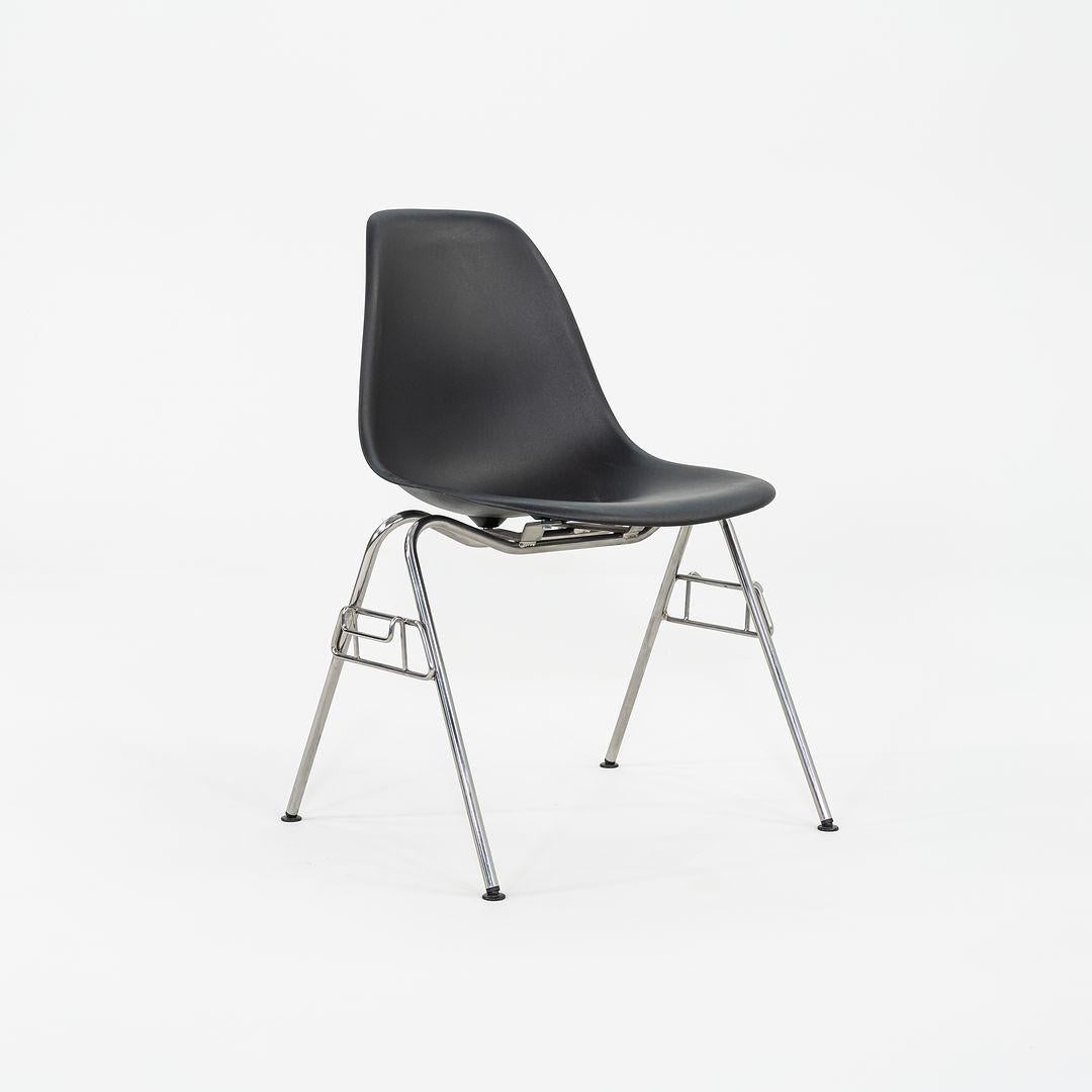 Contemporary 2015 Herman Miller Stacking Eames Plastic Side Shell Dining Chairs 4x Available For Sale