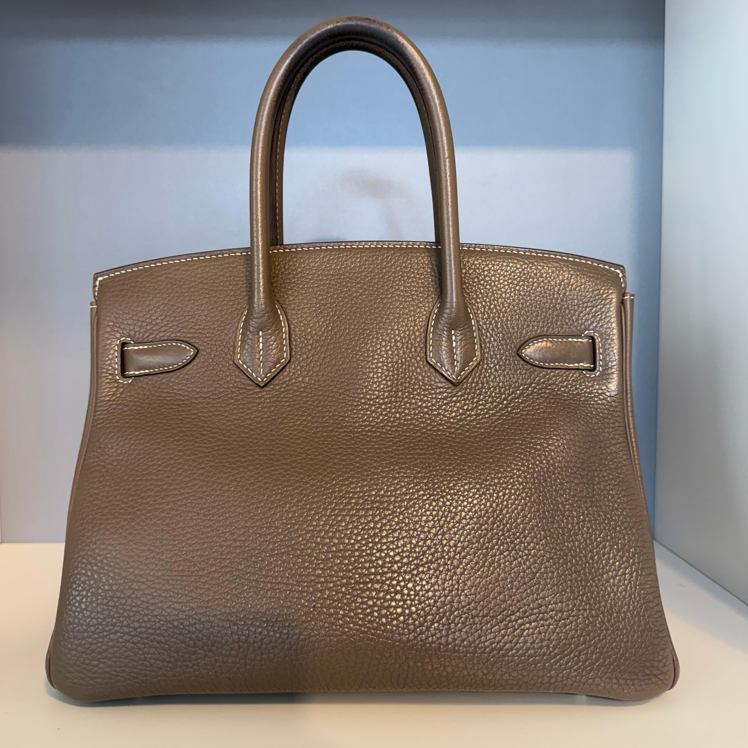 Bella e iconica Birkin 30
Pelle di Togo
Colore Etoupe
Ferramenta dorata
Anno 2015
Serie T
Ferramenta dorata
Maniglia doppia
Chiavi e armadietto
2 tasche interne (una con zip)
Cm 30 x 25 x 15 (11,8 x 9,84 x 5,9 pollici)
Buone condizioni
(Segni sulle