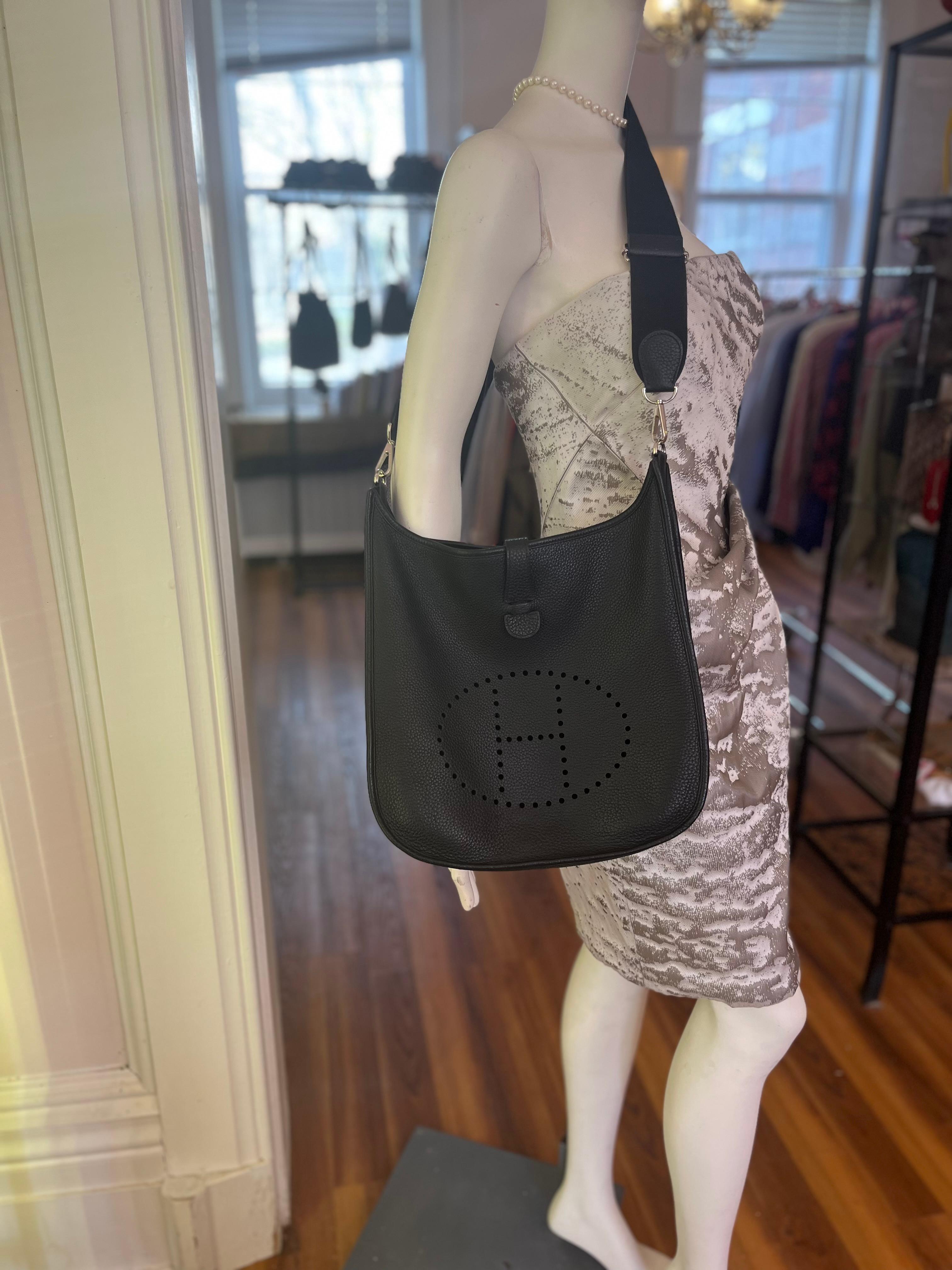 In amazing condition this Hermes Evelyne 3 GM is fashioned of Clemence leather. It is a nice wide shoulder/crossbody bag with a wide strap. The interior is very generous and there is a rear outside pocket. The hardware is made of palladium.