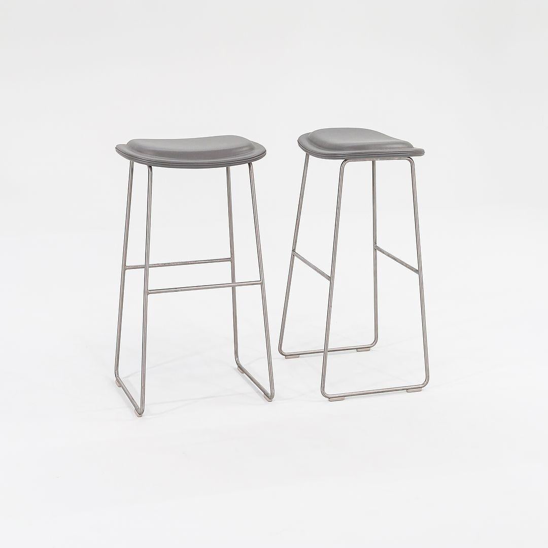 Si tratta di uno sgabello da bar Hi-Pad, disegnato originariamente da Jasper Morrison per Cappellini nel 1999. Il prezzo indicato comprende uno sgabello, ma ne abbiamo diversi disponibili per l'acquisto. Questi esemplari presentano una base a slitta