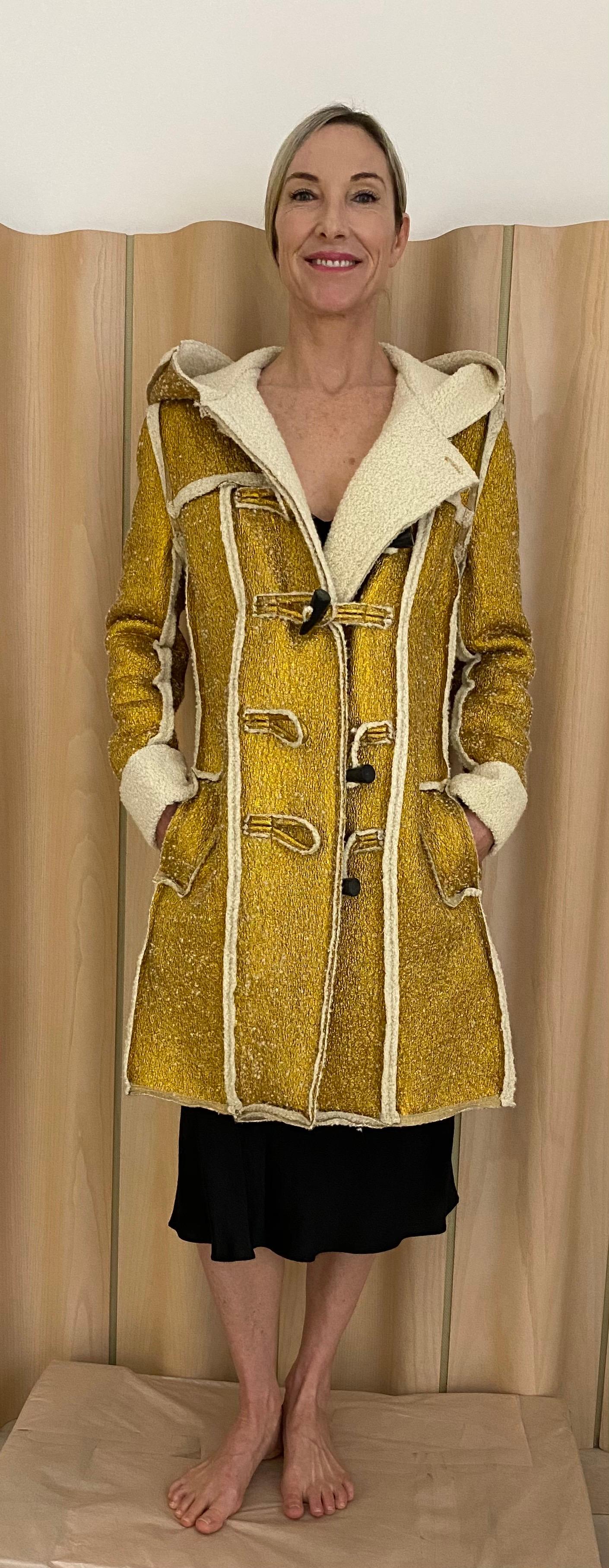 2015 LANVIN Caban en or métallisé doublé de shearling. Boutons de basculement. Manteau à capuche.
Le manteau a des poches. Marqué taille 40
Mesure : 
Buste : 40
