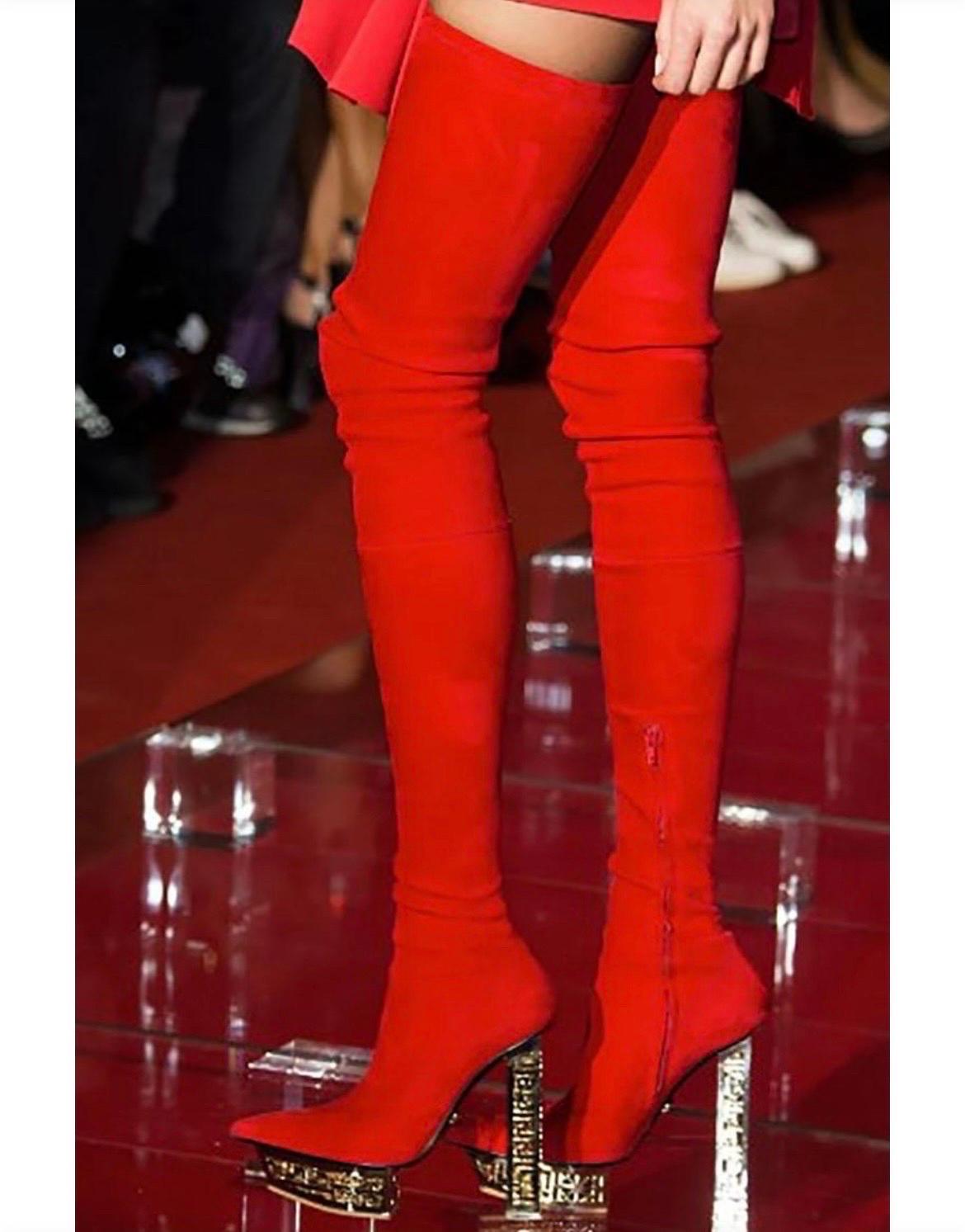 Look automne 2015 # 8 Bottes cuissardes en daim rouge Versace
IT taille 38 - US 8
Clé grecque dorée Talon et plateforme 
Nouveau