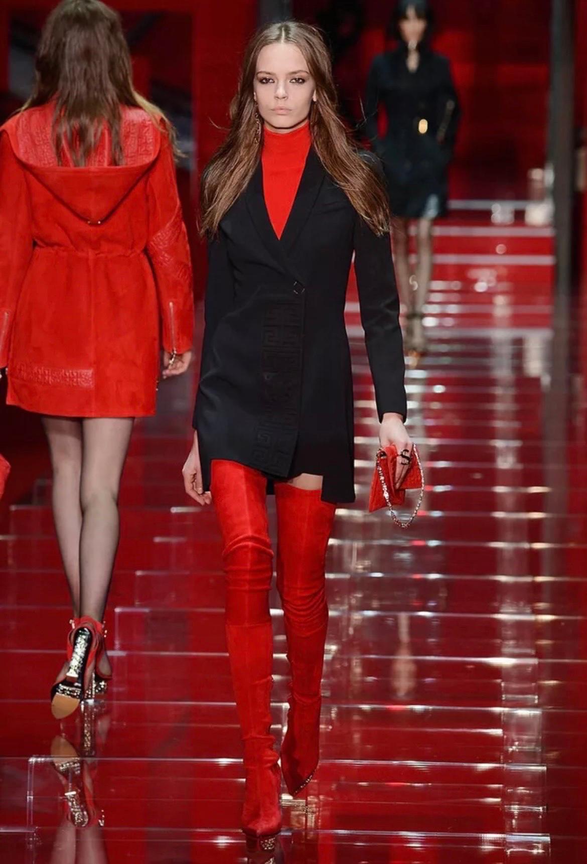 Rouge Bottes hautes Versace 2015 Look #8 en cuir suédé rouge Taille 38 - 8 en vente