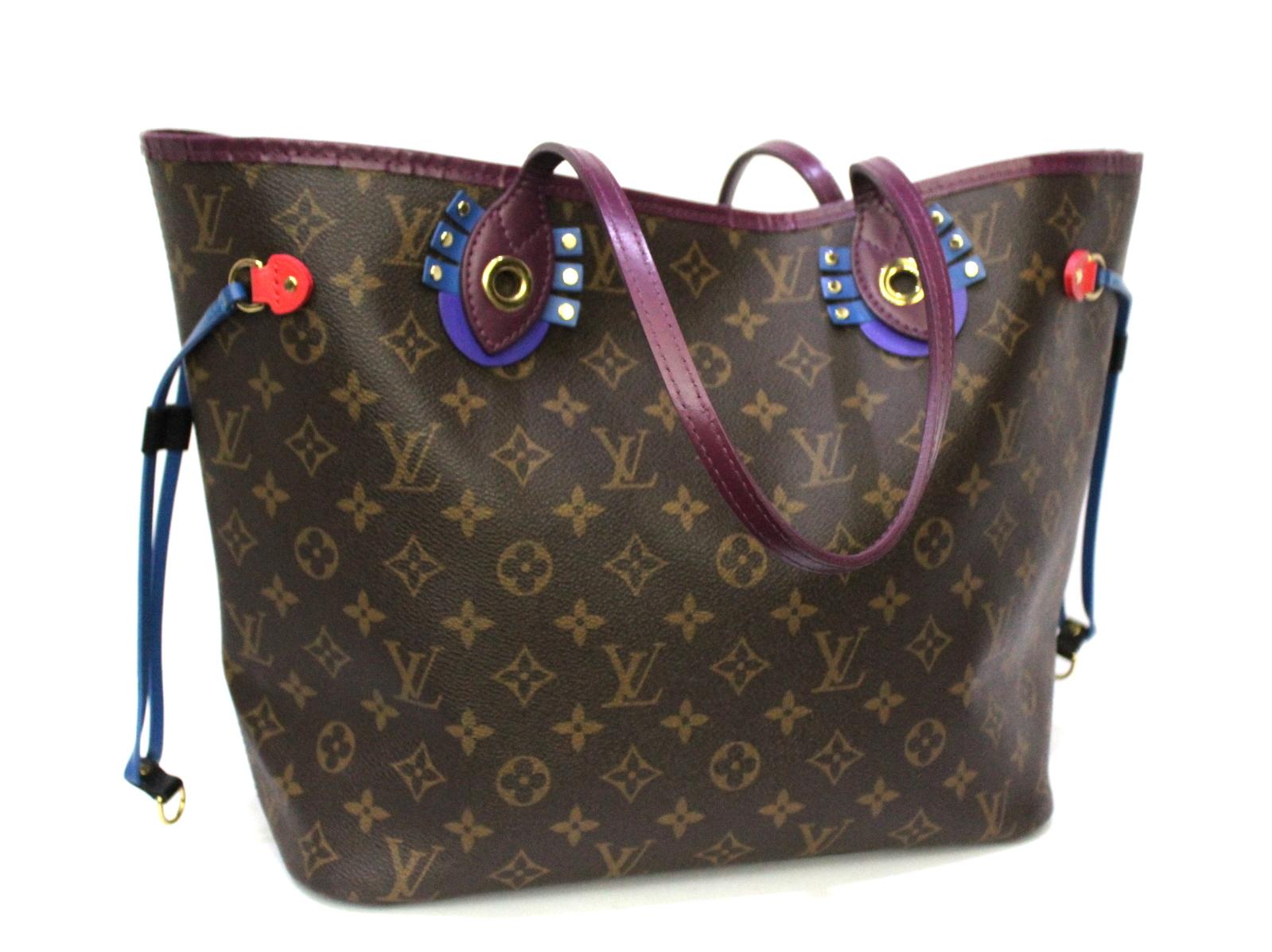 Louis Vuitton bag, Neverfull Totem model, size MM in Monogram pattern.
Colored leather details, purple handles and interior. Practical and capacious.
This fantastic bag is in excellent condition.