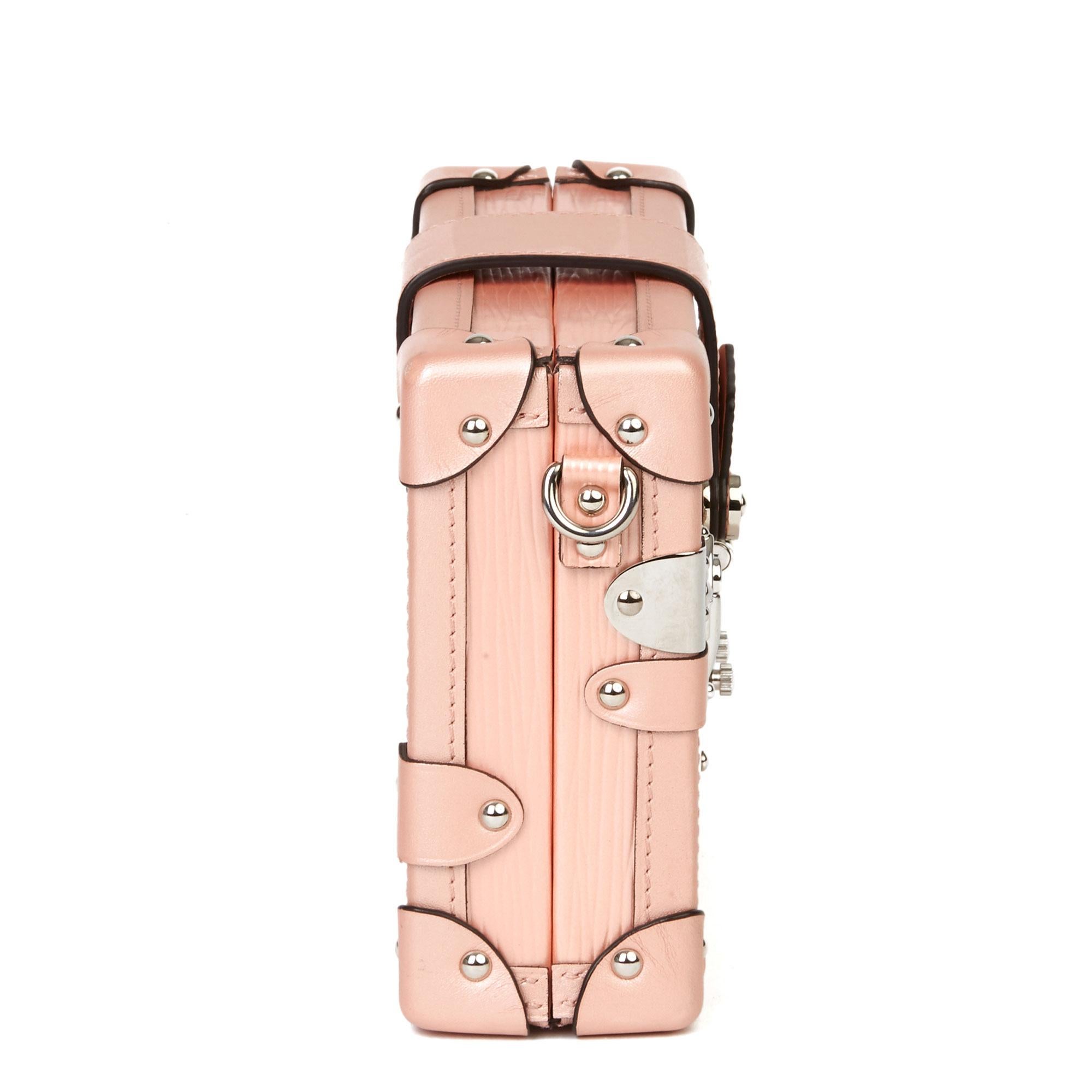 LOUIS VUITTON
Pink Metallic Epi Leather & Calfskin Petite Malle

Xupes Reference: HB3629
Serial Number: FL3105
Age (Circa): 2015
Accompanied By: Louis Vuitton Dust Bag, Shoulder Strap
Authenticity Details: Date Stamp (Made in France)
Gender: