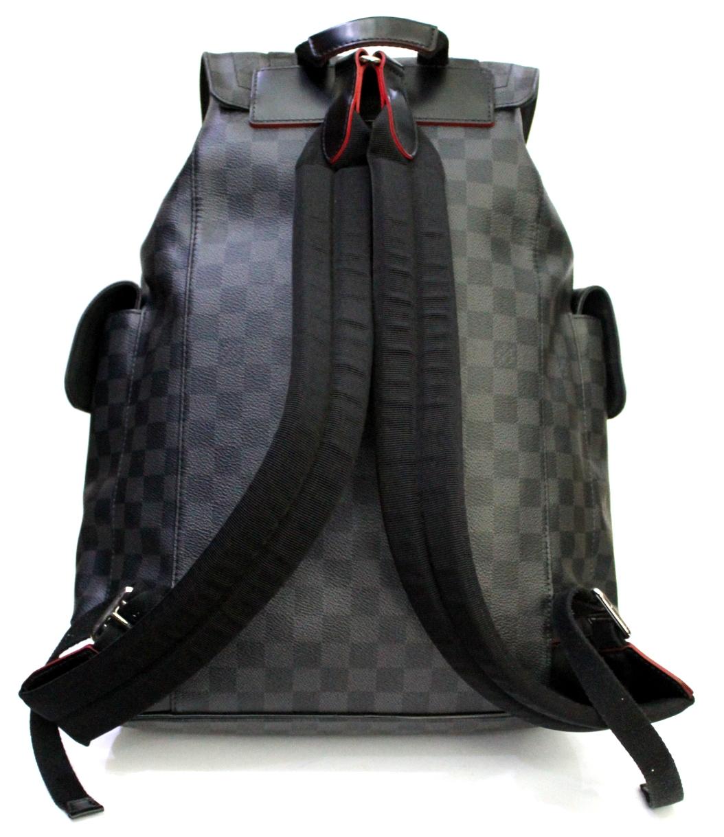 The sleek modern shape of the Christopher backpack looks truly elegant. The exterior features durable and sophisticated Damier Graphite canvas with black and red cowhide leather trimmings. Shiny silvertone pieces add an elegant look to this