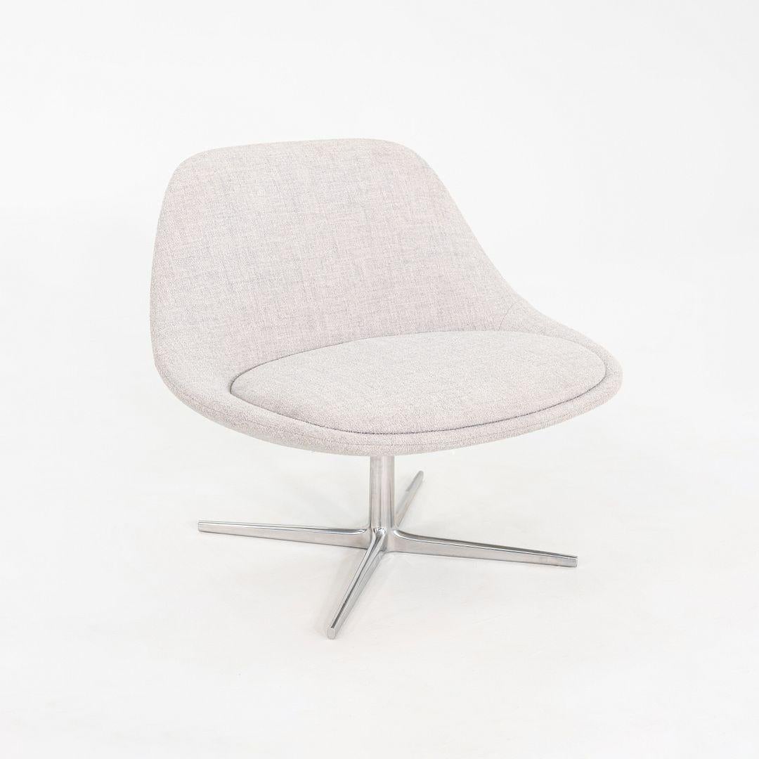 Il s'agit d'une chaise longue pivotante Chiara, conçue à l'origine par Noe Duchaufour-Lawrance en 2013. Cet exemple particulier a été produit par Bernhardt Design et date de l'année 2015. La chaise est composée d'une base en aluminium et d'une