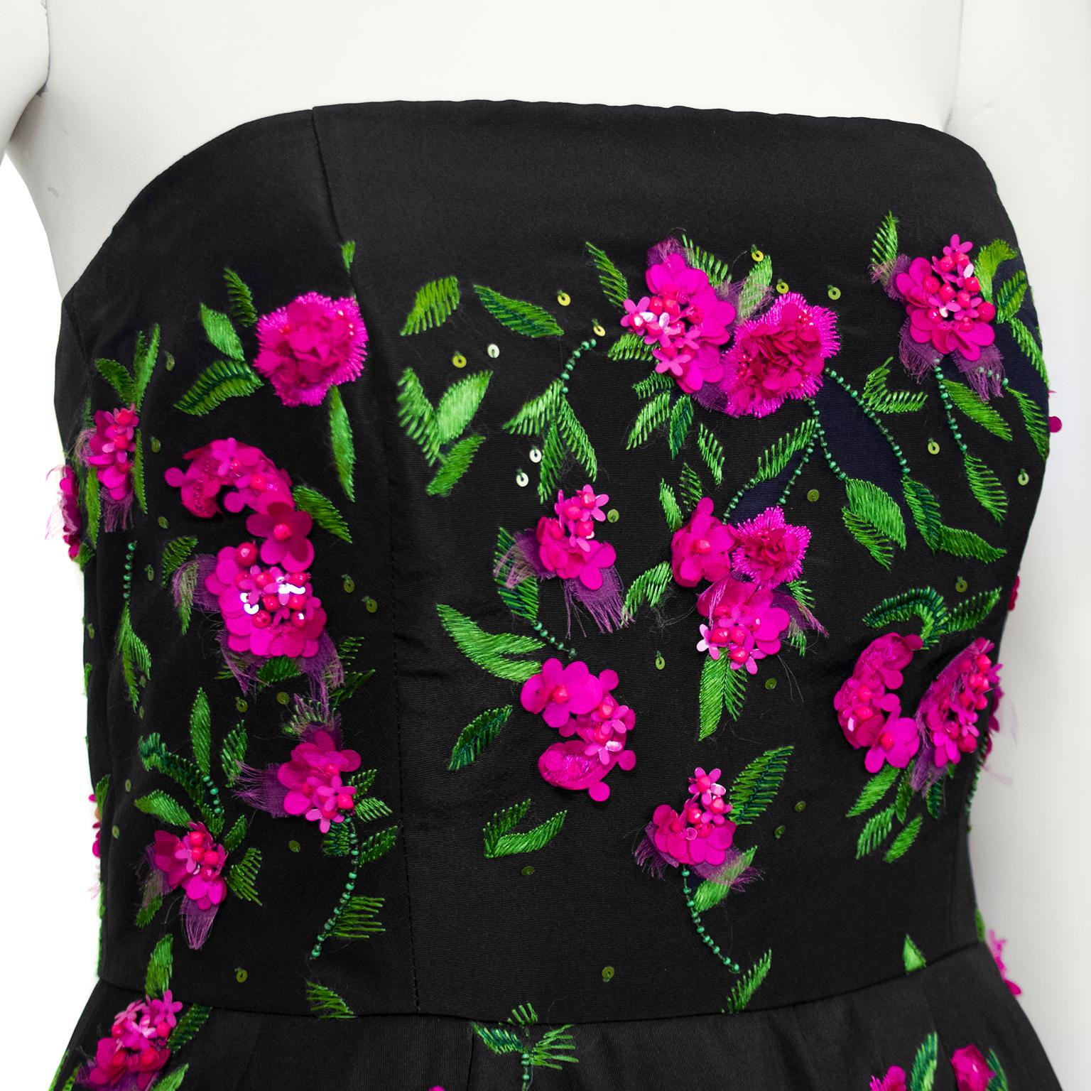 Oscar de la Renta - Robe de bal noire avec fleurs perlées roses, 2015  1