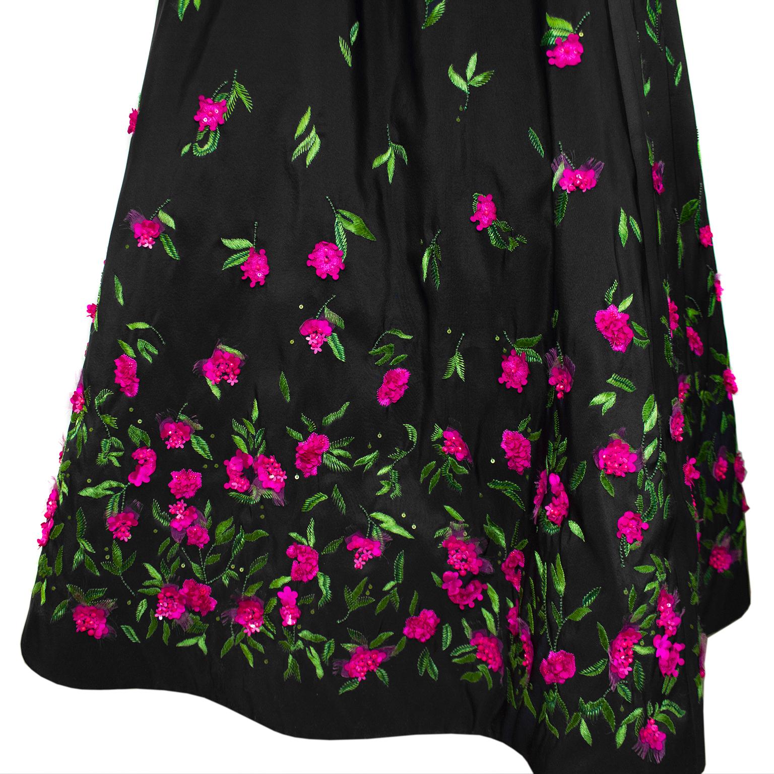 Oscar de la Renta - Robe de bal noire avec fleurs perlées roses, 2015  2