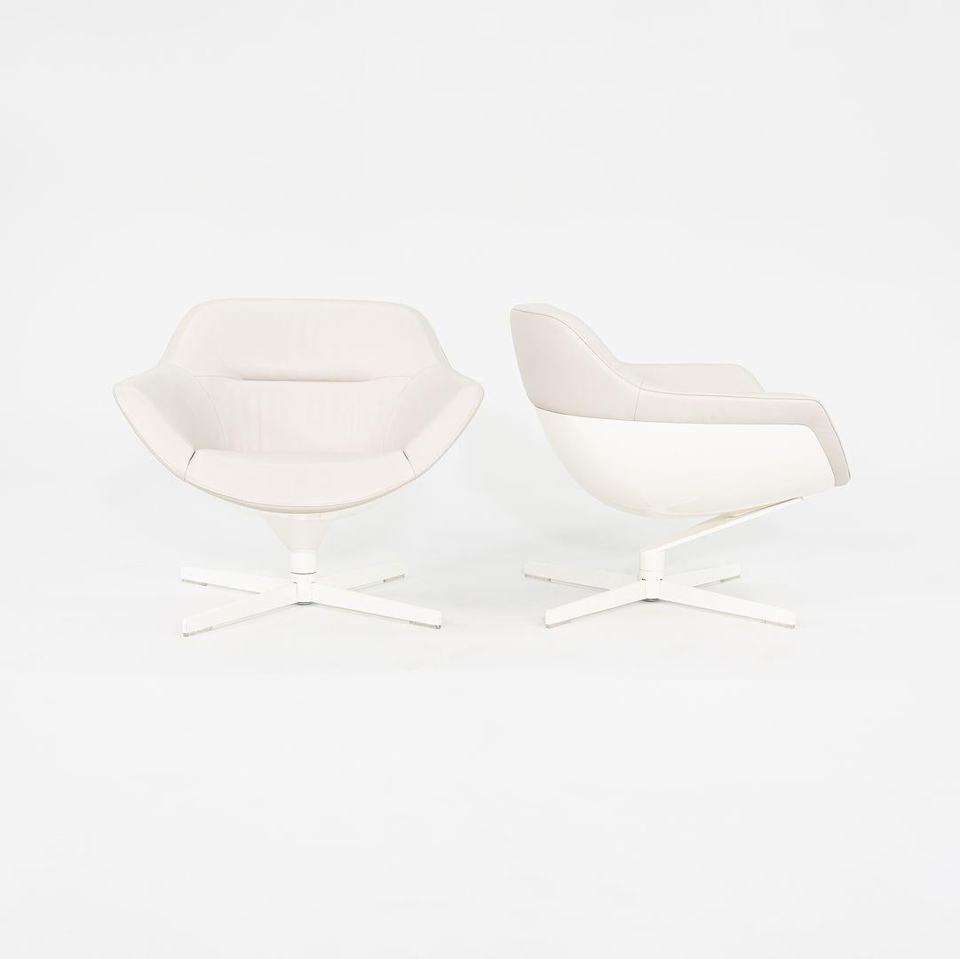 Si tratta di una coppia di sedie Auckland 277 Lounge, disegnate da Jean-Marie Massaud per Cassina nel 2005. Questa coppia è stata prodotta in Italia nel 2015 e il prezzo indicato comprende la coppia di sedie. Il design è caratterizzato da un morbido