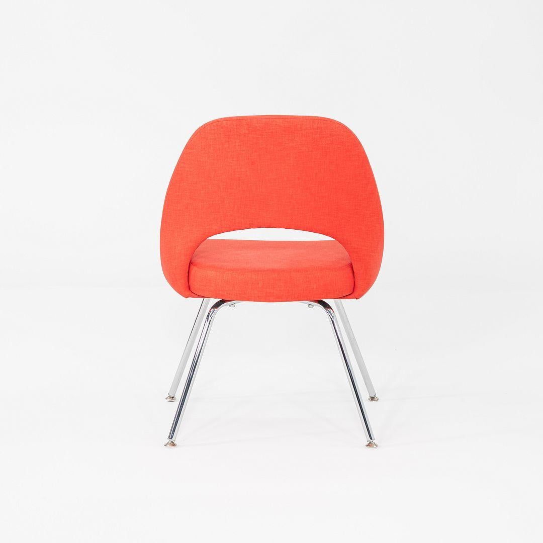 2015 Paire de chaises de salle à manger sans bras Eero Saarinen pour Knoll Tissu rouge en vente 3