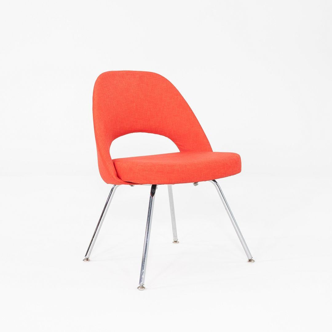 2015 Paire de chaises de salle à manger sans bras Eero Saarinen pour Knoll Tissu rouge en vente 4