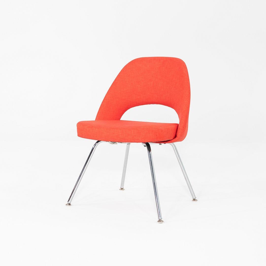 Moderne 2015 Paire de chaises de salle à manger sans bras Eero Saarinen pour Knoll Tissu rouge en vente