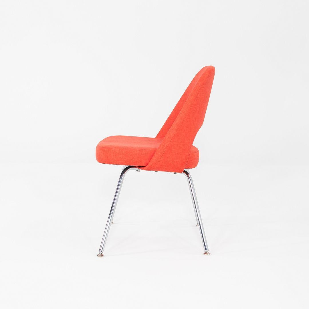 Américain 2015 Paire de chaises de salle à manger sans bras Eero Saarinen pour Knoll Tissu rouge en vente