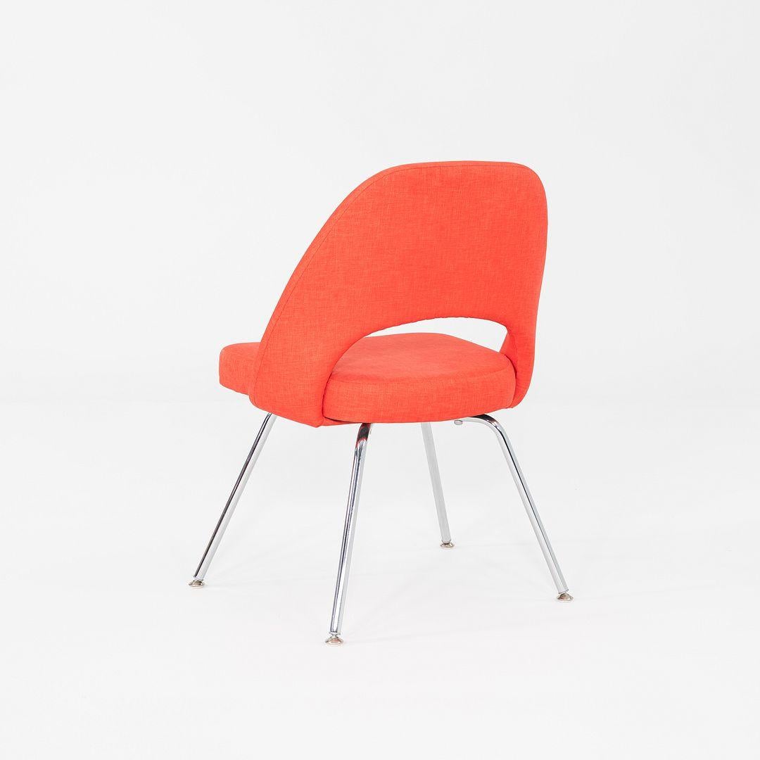 2015 Paire de chaises de salle à manger sans bras Eero Saarinen pour Knoll Tissu rouge Bon état - En vente à Philadelphia, PA