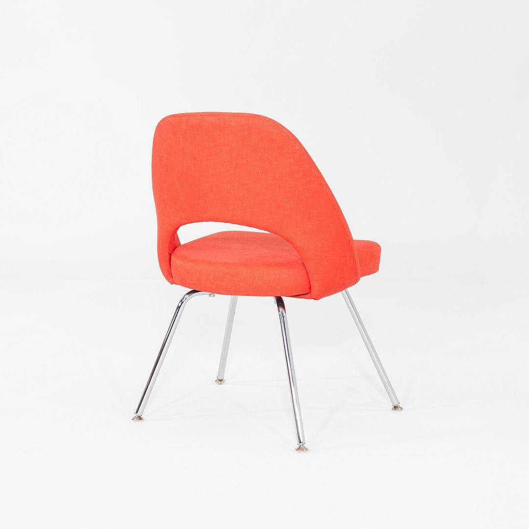 XXIe siècle et contemporain 2015 Paire de chaises de salle à manger sans bras Eero Saarinen pour Knoll Tissu rouge en vente