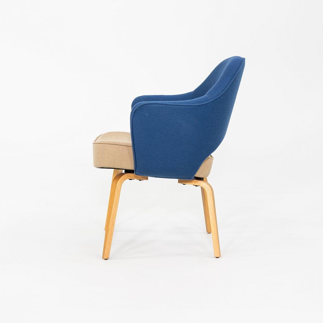 Moderne 2015 Pair of Eero Saarinen for Knoll Dining Arm Chairs with Wooden Legs en vente
