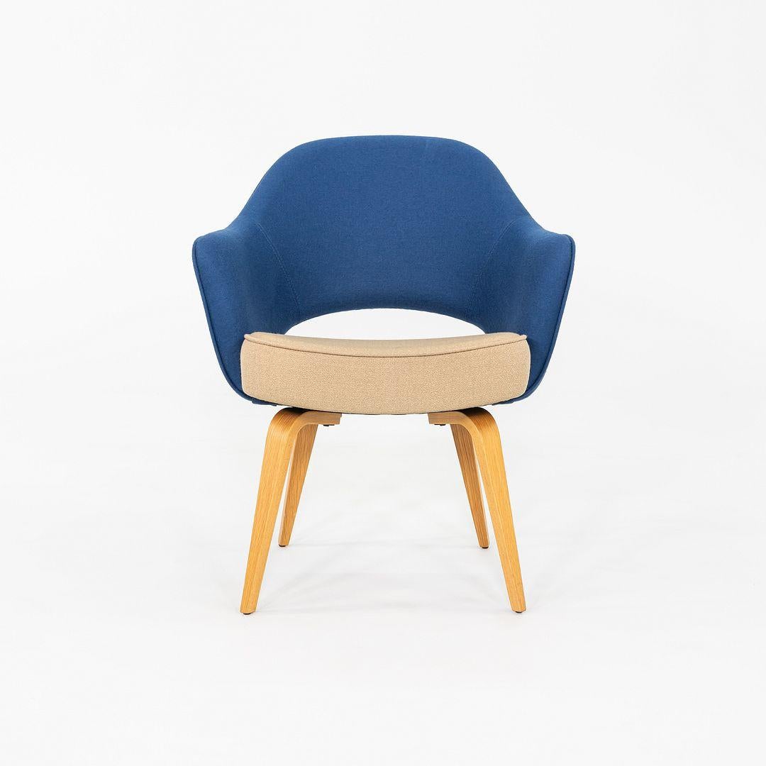 2015 Pair of Eero Saarinen for Knoll Dining Arm Chairs with Wooden Legs Bon état - En vente à Philadelphia, PA