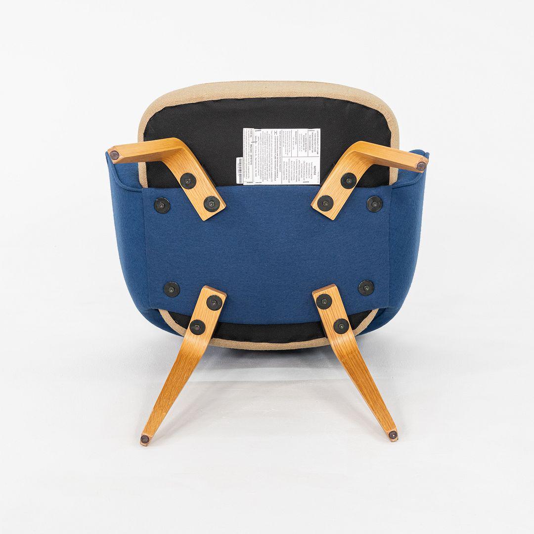 Mousse 2015 Pair of Eero Saarinen for Knoll Dining Arm Chairs with Wooden Legs en vente