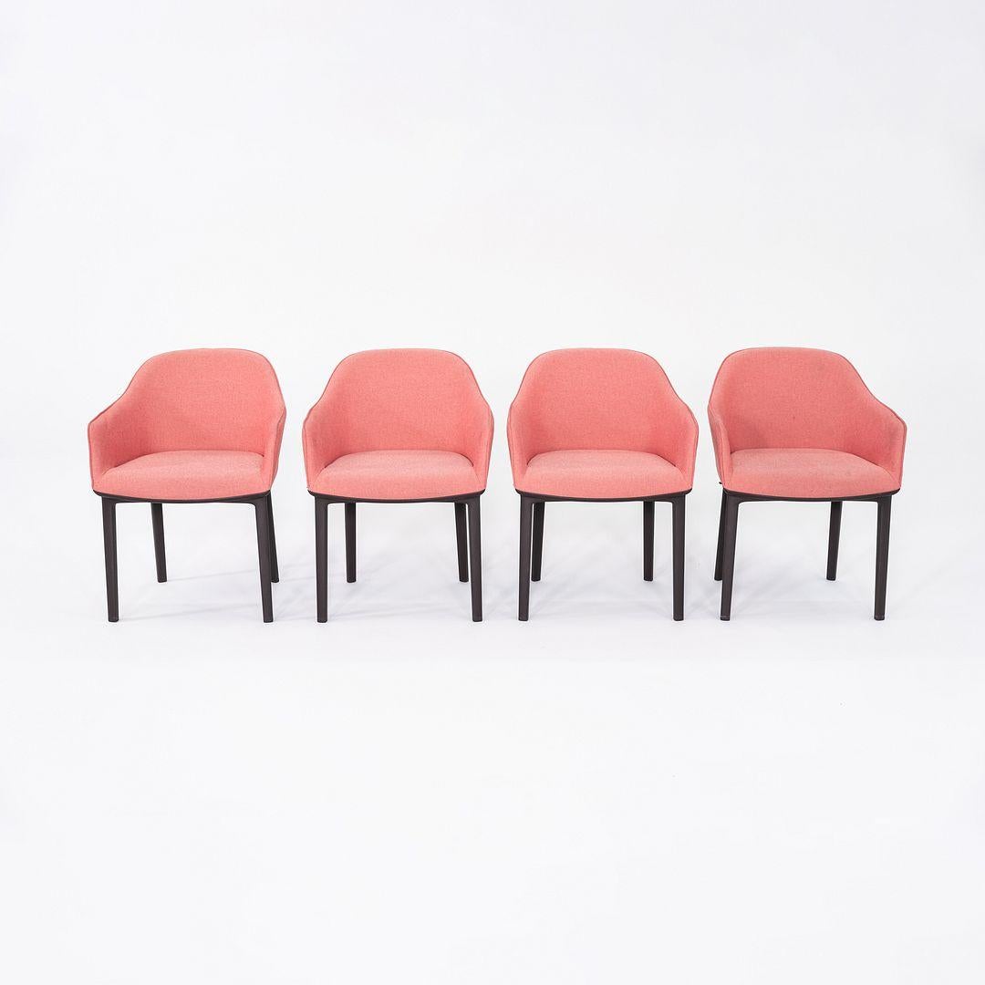 Queste sono poltrone Softshell, progettate originariamente da Ronan ed Erwan Bouroullec nel 2008. Questi particolari esemplari sono stati prodotti da Vitra in Germania nel 2015. Le sedie sono composte da una struttura e da una seduta in plastica e
