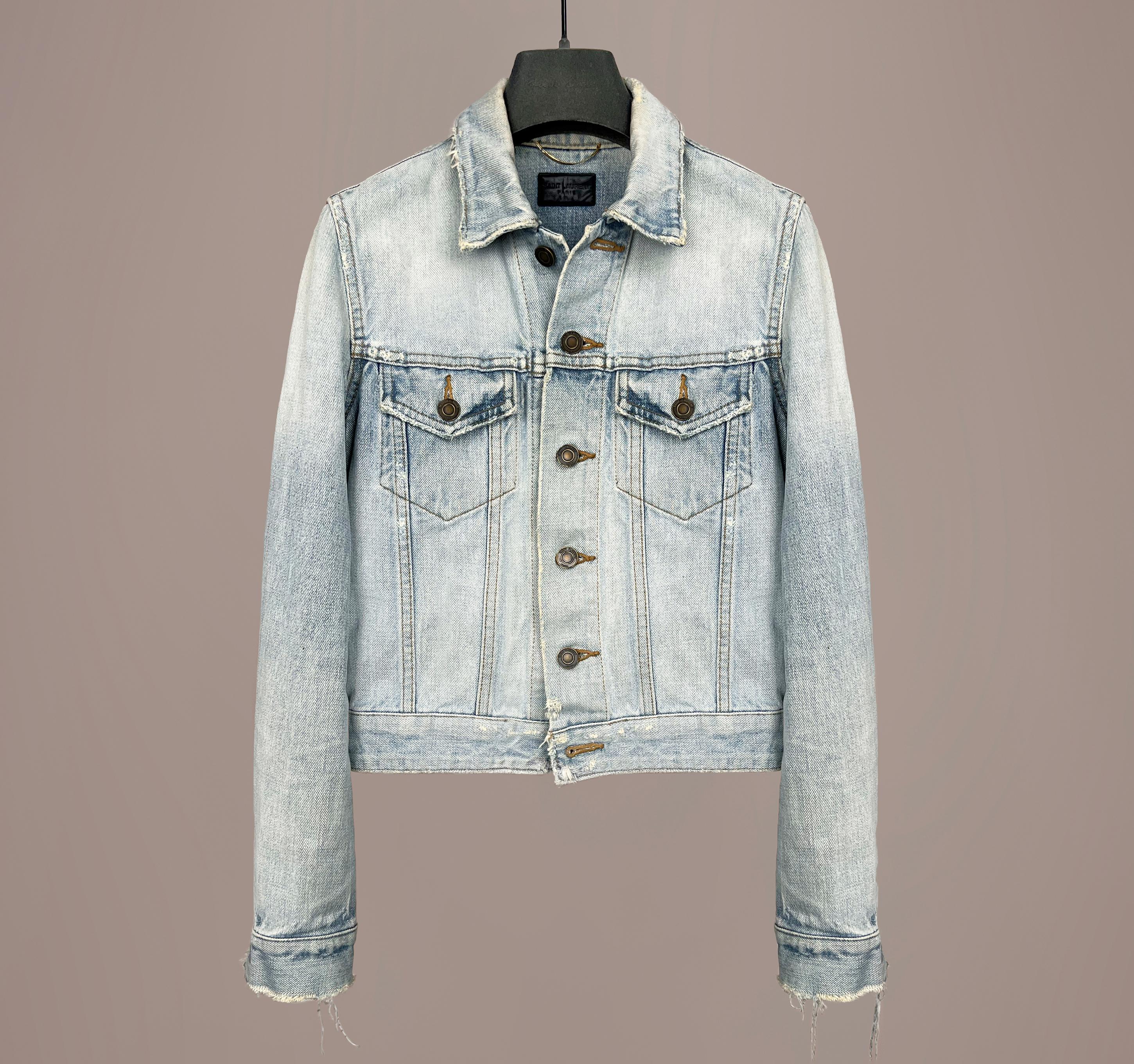 Saint Laurent Paris  ×  Hedi Slimane
2015 Distressed Denim Jacket

size S
made in Japan
color: bleached blue
condition: gently used
fabric: 100% cotton

 

Measurements:
chest ~ 42 cm
sleeve ~ 61 cm
back length (without collar) ~ 47 cm
shoulders ~