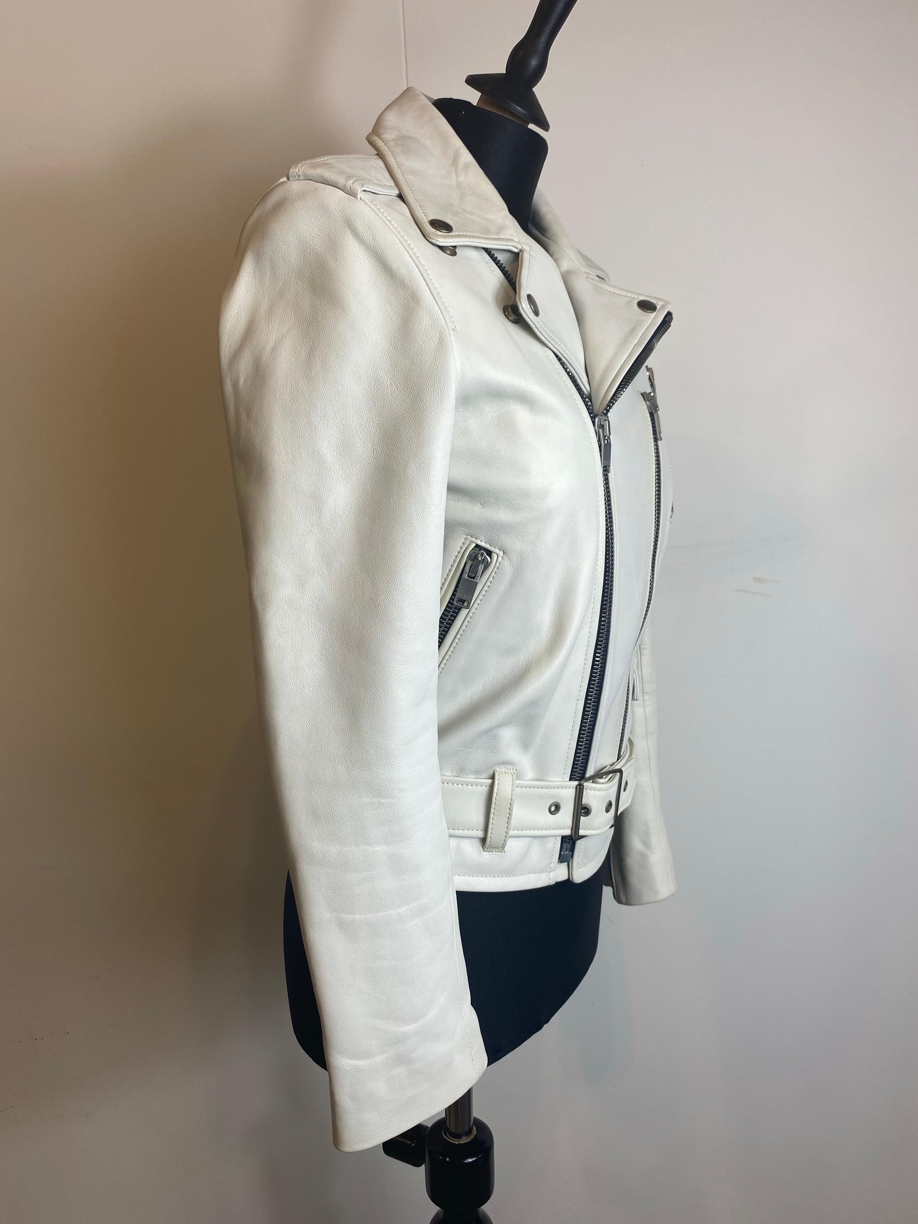Saint Laurent Bikerjacke aus weißem Leder von der Herbstshow 2015.
Weiß mit silbernen Beschlägen.
Französische Größe 38, was einer italienischen Größe 40 entspricht.
Schultern 40 cm
Ärmel 60 cm
Oberweite 42 cm
Taille 42 cm
Länge 55 cm