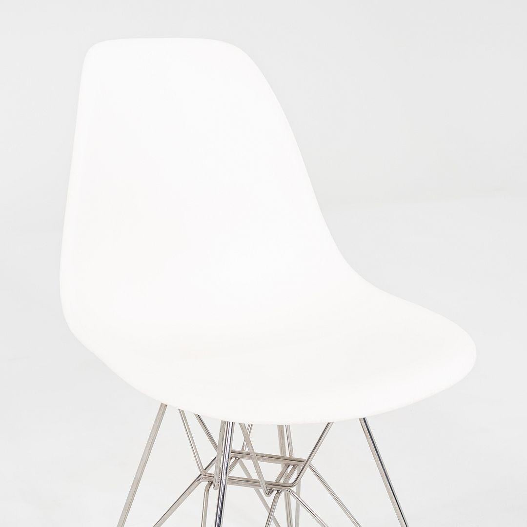 2015 Set di sei sedie in plastica Eames DSR in plastica bianca con base Eiffel in vendita 3