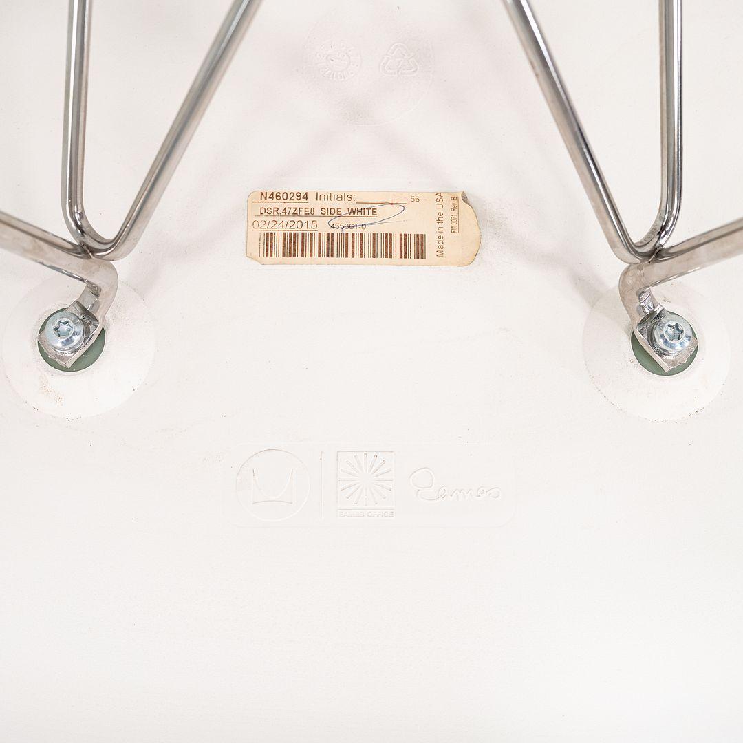 2015 Set di sei sedie in plastica Eames DSR in plastica bianca con base Eiffel in vendita 5