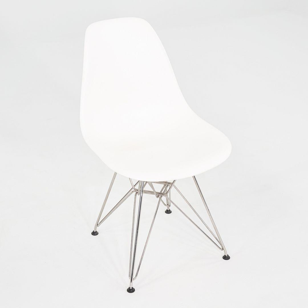 Si tratta di un set di sei sedie laterali DSR, originariamente progettate da Charles e Ray Eames per Herman Miller negli anni Cinquanta. Questi particolari esemplari sono stati prodotti negli Stati Uniti nel 2015. Ogni sedia è caratterizzata da una