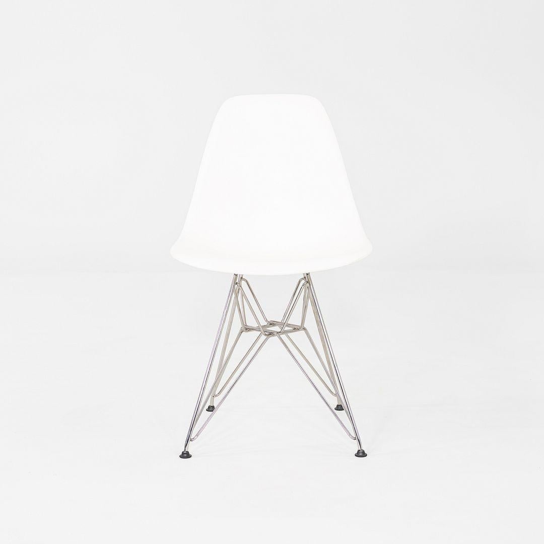 Moderno 2015 Set di sei sedie in plastica Eames DSR in plastica bianca con base Eiffel in vendita