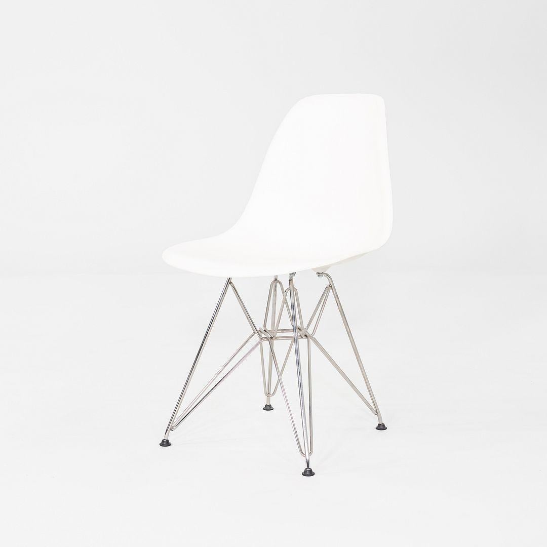 Americano 2015 Set di sei sedie in plastica Eames DSR in plastica bianca con base Eiffel in vendita