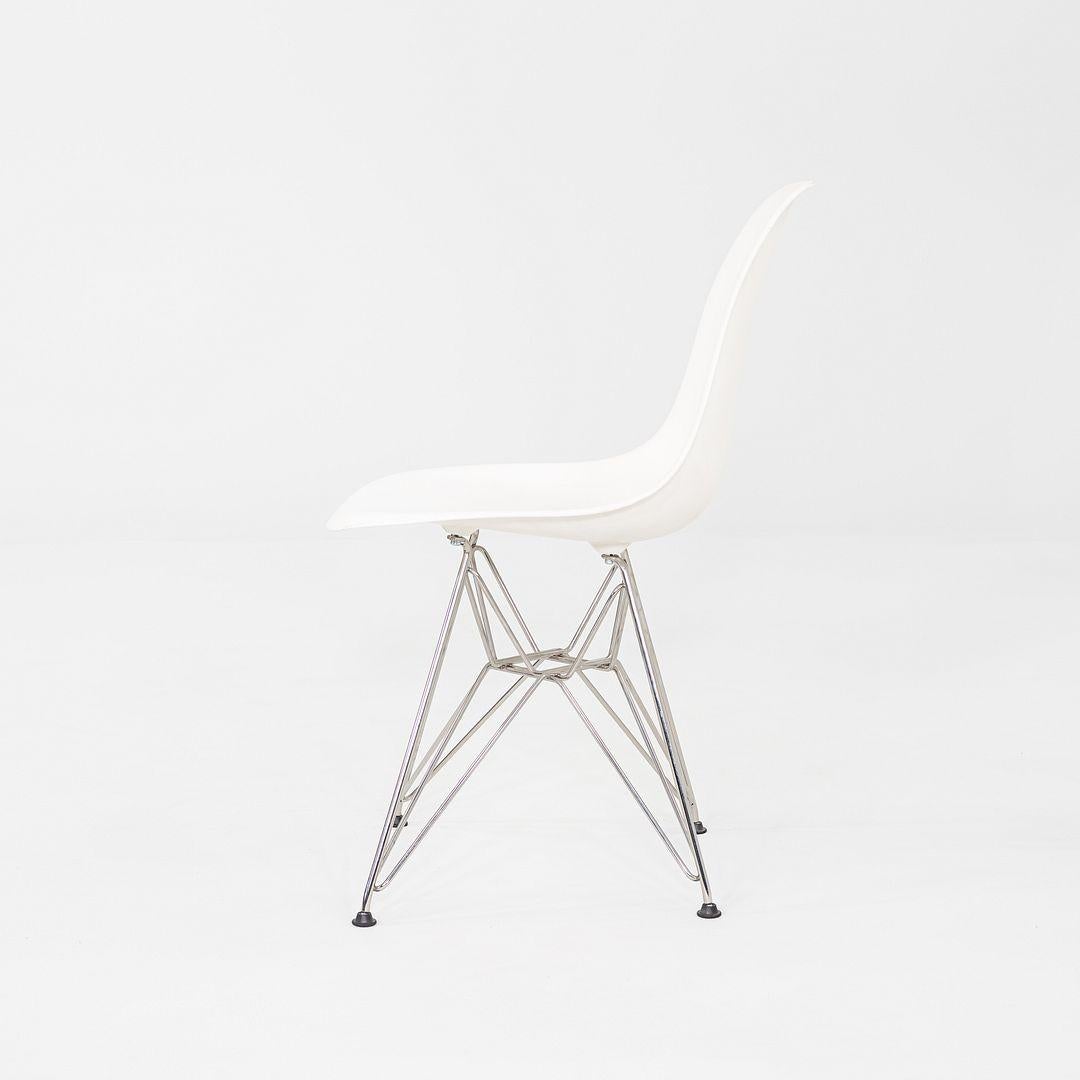 2015 Set di sei sedie in plastica Eames DSR in plastica bianca con base Eiffel In condizioni buone in vendita a Philadelphia, PA