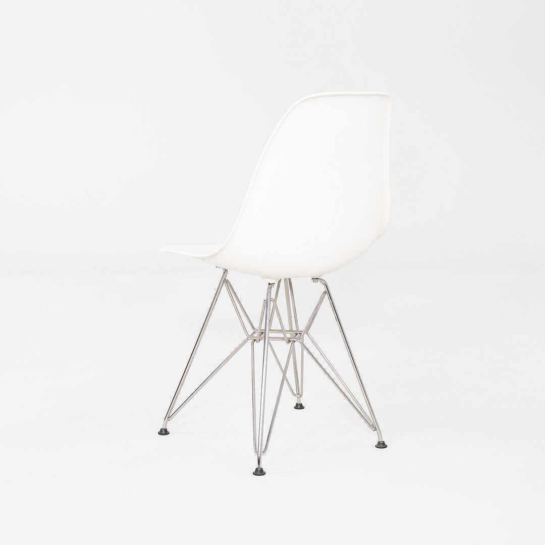XXI secolo e contemporaneo 2015 Set di sei sedie in plastica Eames DSR in plastica bianca con base Eiffel in vendita