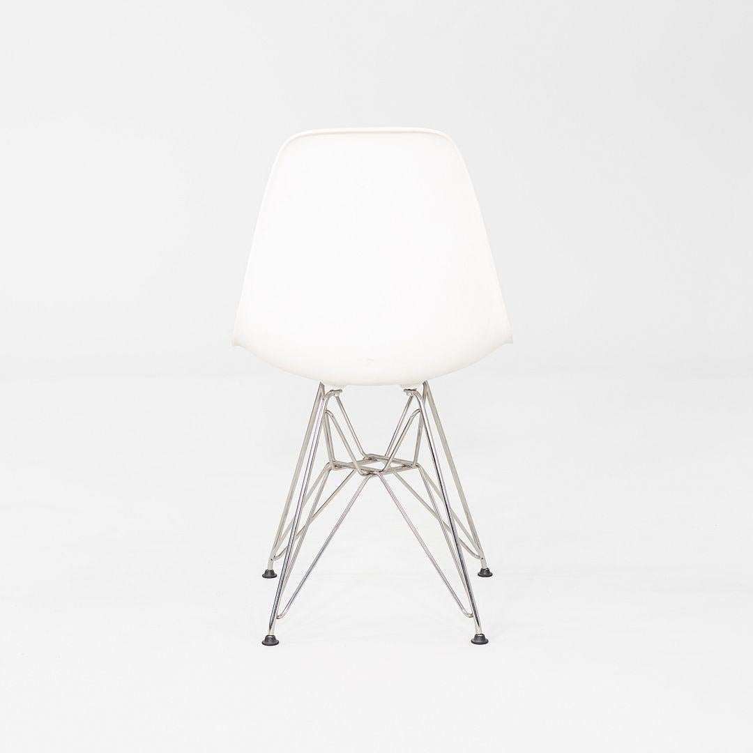 Acciaio 2015 Set di sei sedie in plastica Eames DSR in plastica bianca con base Eiffel in vendita