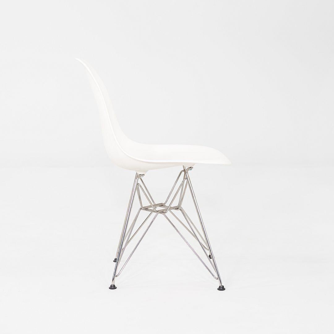 2015 Set di sei sedie in plastica Eames DSR in plastica bianca con base Eiffel in vendita 1