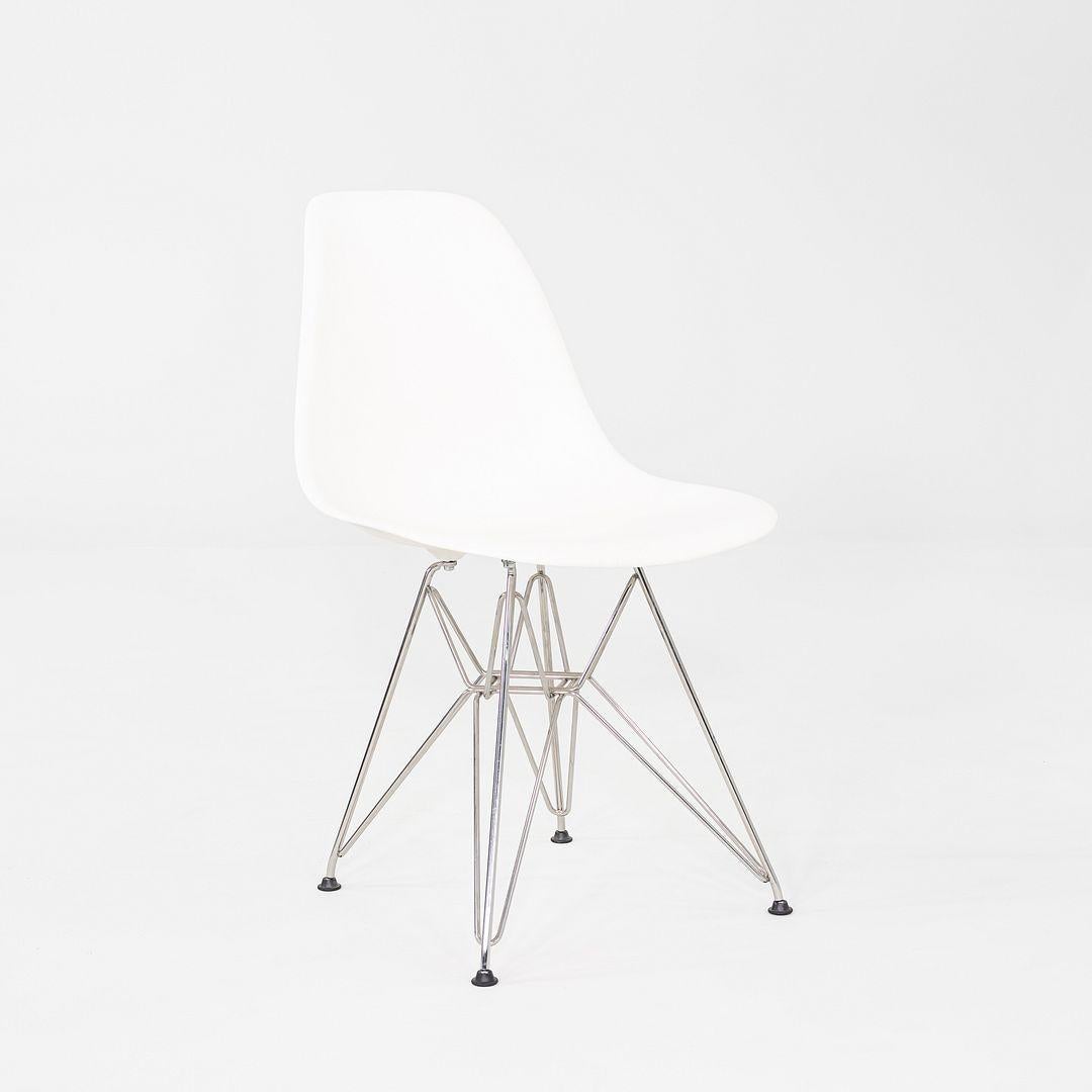 2015 Set di sei sedie in plastica Eames DSR in plastica bianca con base Eiffel in vendita 2