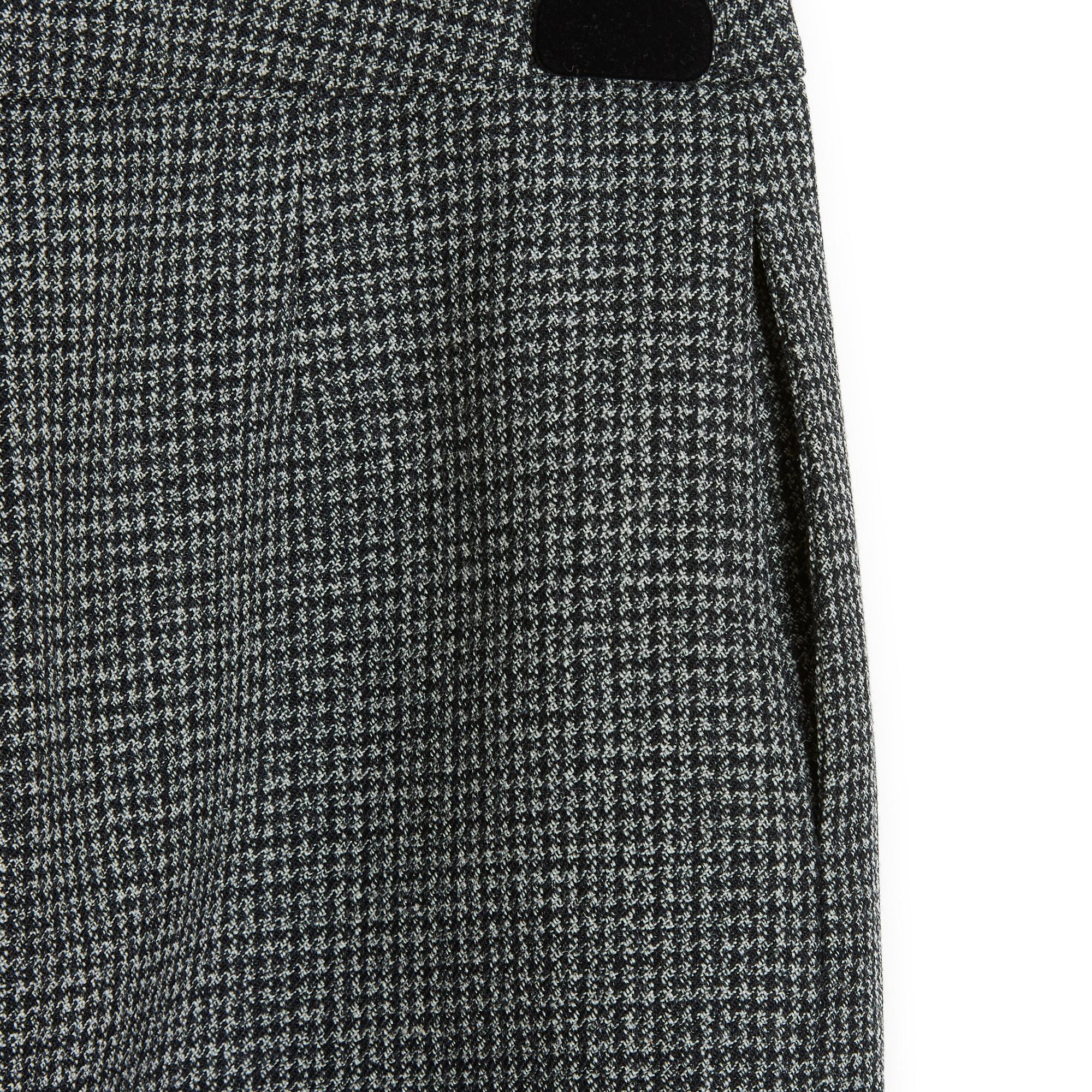Saint Laurent skirt by Hedi Slimane short in thick woolen cloth, houndstooth pattern in anthracite gray and black, 2 slit pockets on the sides, black silk lining, closed with a hook and a zip on the side. Size FR38: waist 37 cm, length 39.5 cm in