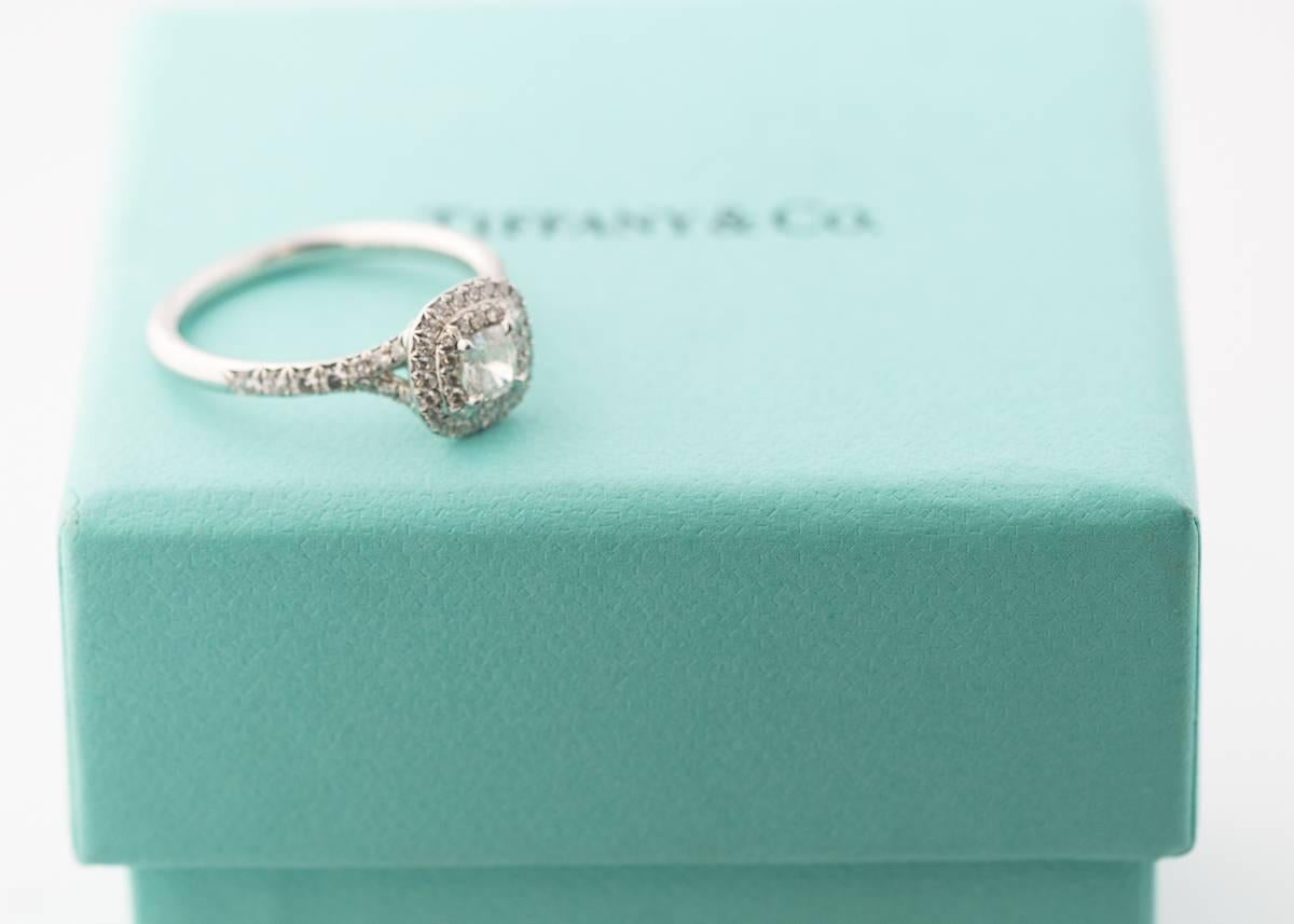 2015 Tiffany & Co. Anillo de compromiso de platino con diamantes Soleste 4