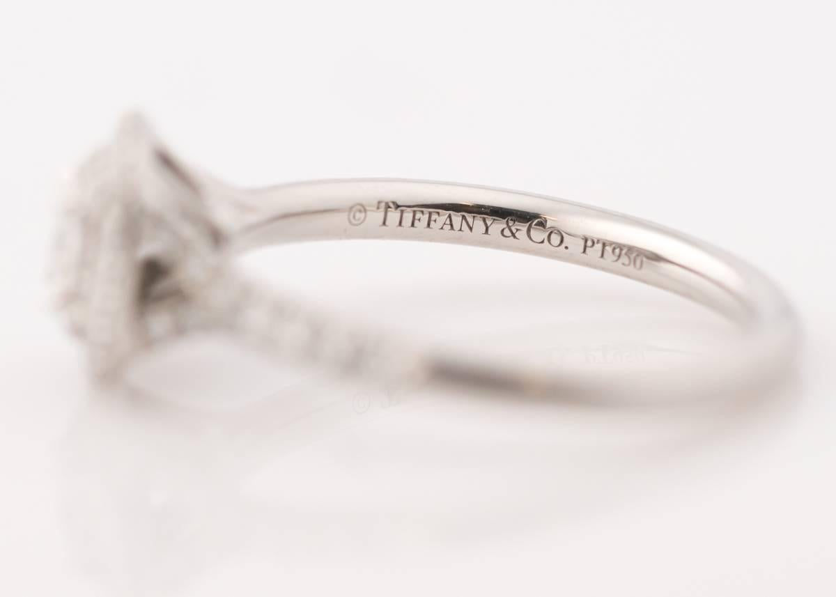 2015 Tiffany & Co. Anillo de compromiso de platino con diamantes Soleste en Bueno Estado en Atlanta, GA