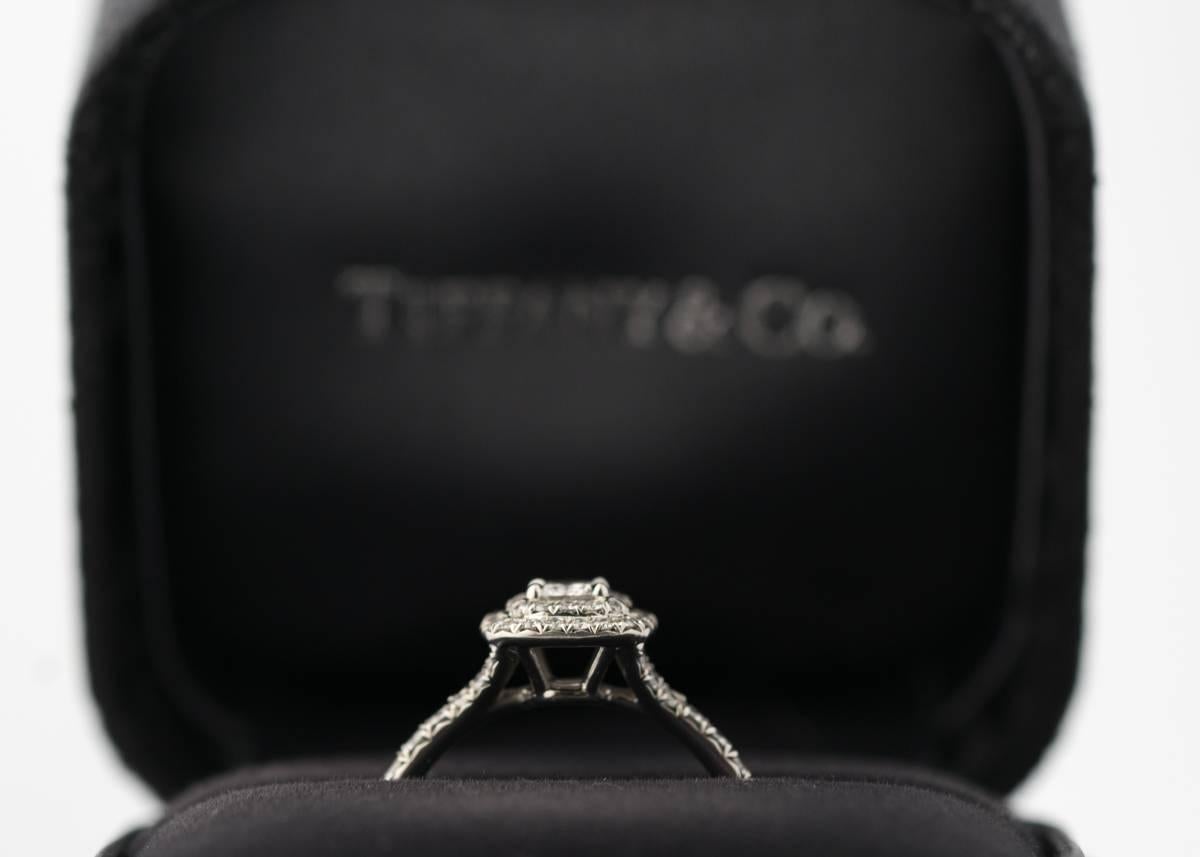 2015 Tiffany & Co. Anillo de compromiso de platino con diamantes Soleste 3
