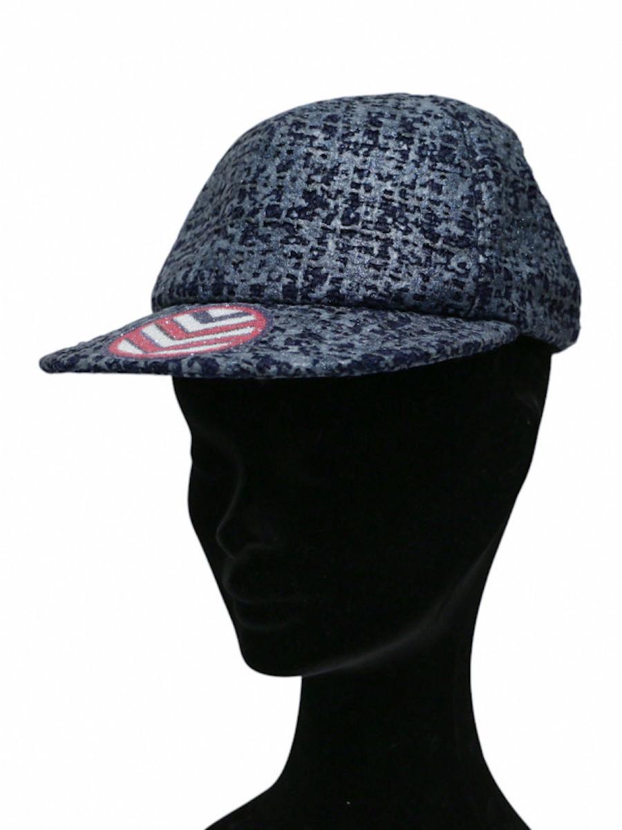 Stunning CHANEL baseball tweed cap from the Airlines collection of 2016. Small logo from the Airlines collection in sequins, iridescent blue tweed
One size fits all, but the cap is adjustable thanks to a band of press studs
Condition: very good
Made