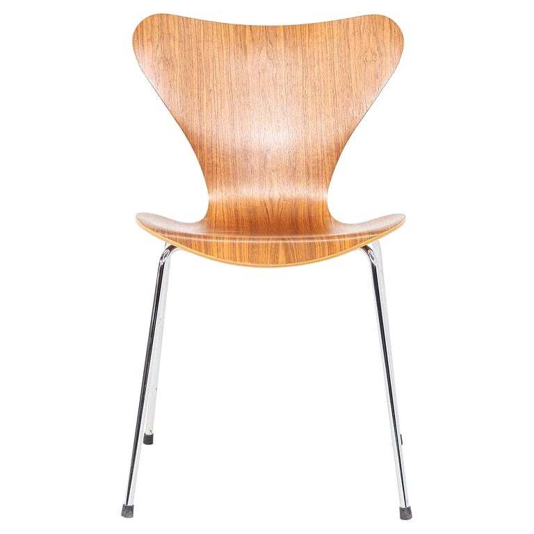 2016 Arne Jacobsen for Fritz Hansen Series 7 Stacking Dining Chair in Walnut For Sale