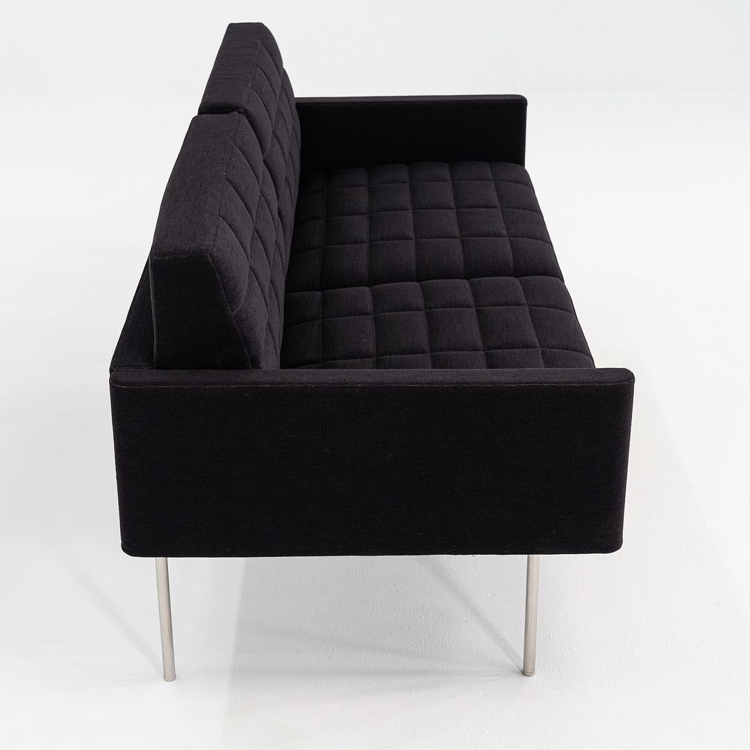 Si tratta di una poltrona Tuxedo Component, disegnata da BassamFellows per Geiger e Herman Miller. Questo esemplare è stato prodotto da Geiger negli Stati Uniti nel 2016. La base è in acciaio inossidabile e la seduta e lo schienale sono rivestiti in