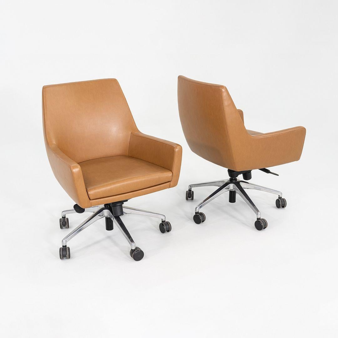 Dies ist ein Cardan Bürodrehstuhl, der ursprünglich im Jahr 2011 von Bernhardt Design entworfen wurde. Diese Exemplare wurden 2016 in den Vereinigten Staaten hergestellt. Ihr Design umfasst einen 5-Sterne-Drehfuß aus poliertem Aluminium auf