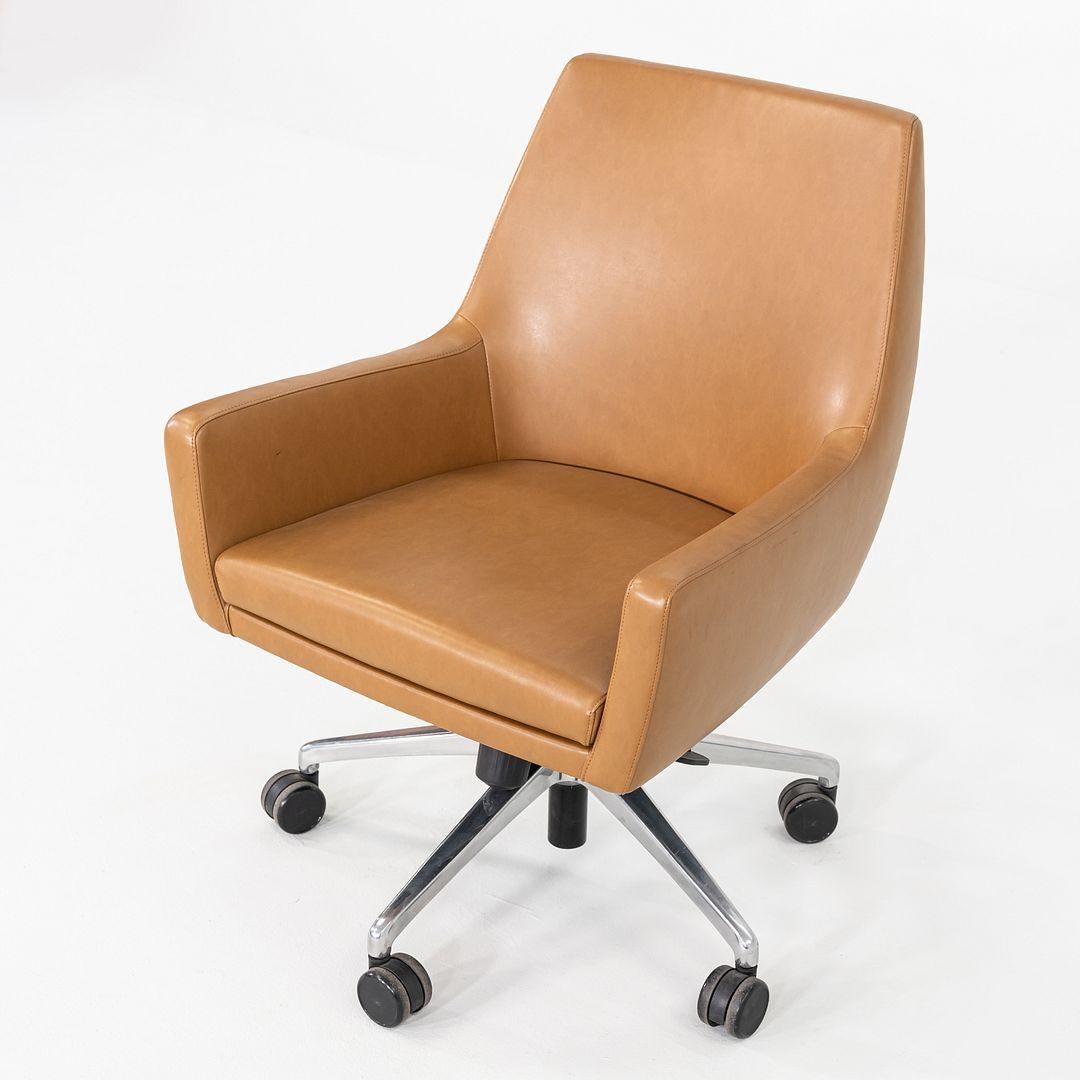 2016 Bernhardt Designs Cardan Schreibtischstuhl in Tan Leder mit pneumatischer Basis (Moderne) im Angebot