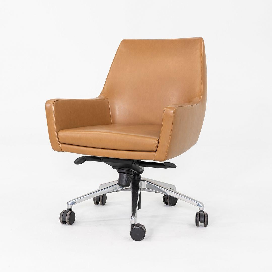 2016 Bernhardt Designs Cardan Schreibtischstuhl in Tan Leder mit pneumatischer Basis (amerikanisch) im Angebot