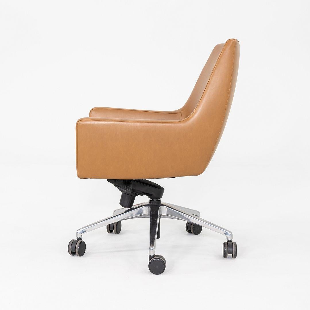 2016 Bernhardt Designs Cardan Schreibtischstuhl in Tan Leder mit pneumatischer Basis im Zustand „Gut“ im Angebot in Philadelphia, PA